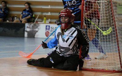 Martina Markovič mení brankársku výstroj za hokejku.